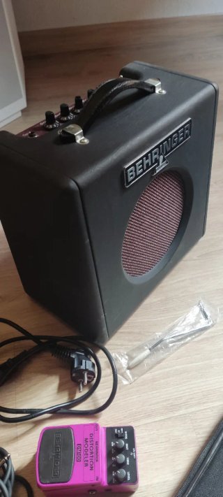 Guitarra Squier Strat + Funda + Ampli + Pedal