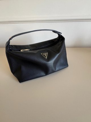 Bolso Guess Negro con detalles dorados