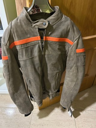 Chaqueta Moto Cuero Marrón con Tiras Naranja.