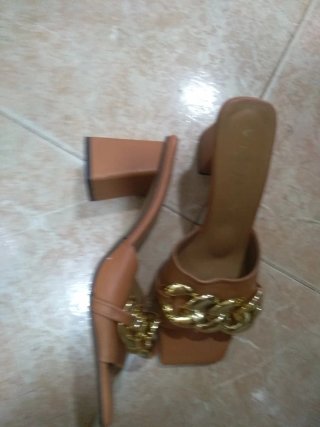 Sandalias Vienty Marrón con Cadena Dorada