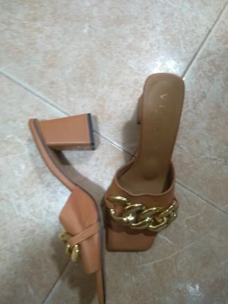 Sandalias Vienty Marrón con Cadena Dorada