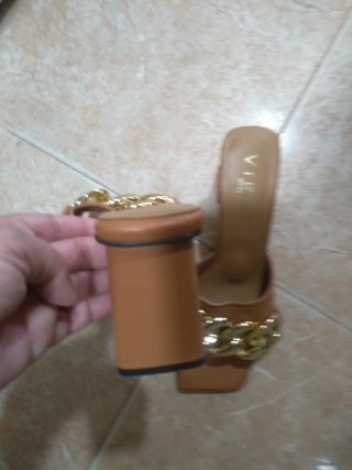 Sandalias Vienty Marrón con Cadena Dorada