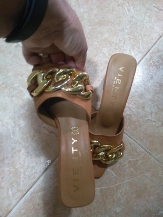 Sandalias Vienty Marrón con Cadena Dorada