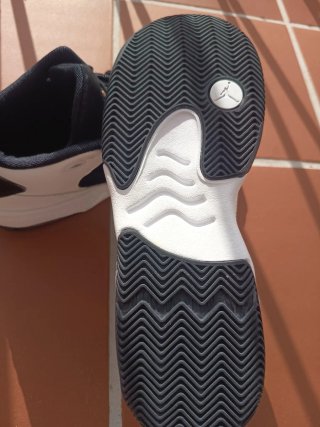 Zapatillas Jordan Blancas y Negras