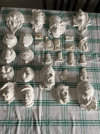 45 Figuras de escayola