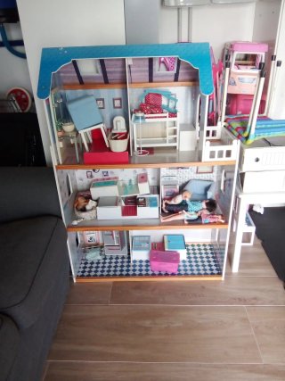 Casita de muñecas de madera