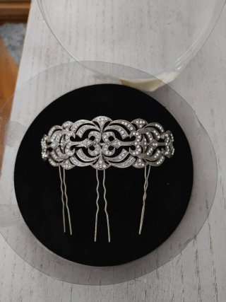 Tocado plateado con pedrería