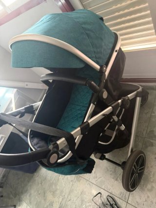 Carro de bebé casi nuevo Viene con el bolso tambié