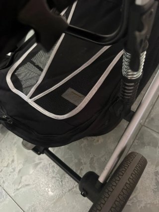 Carro de bebé casi nuevo Viene con el bolso tambié