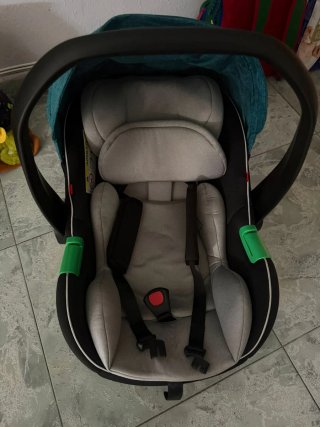 Carro de bebé casi nuevo Viene con el bolso tambié