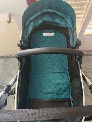 Carro de bebé casi nuevo Viene con el bolso tambié