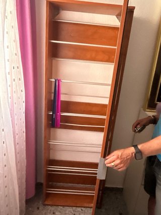Zapatero de madera y espejo