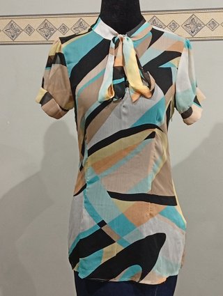 Camisa estampada con lazo