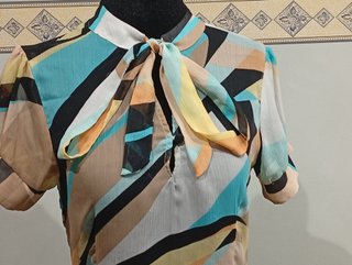 Camisa estampada con lazo