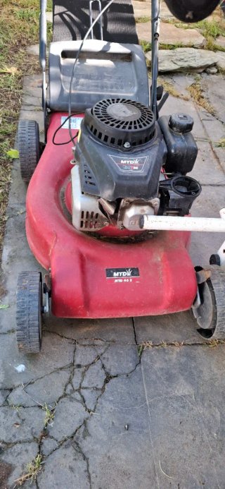 Cortacésped de gasolina rojo
