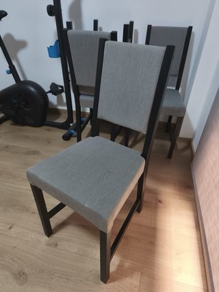 Sillas de comedor negras y grises