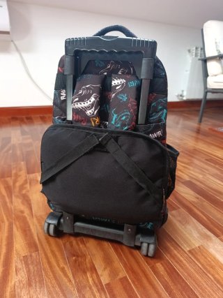 Mochila Totto con ruedas y diseño dinosaurios