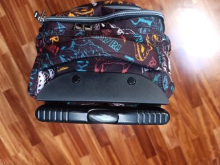 Mochila Totto con ruedas y diseño dinosaurios
