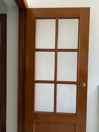 Puerta madera nogal acristalada
