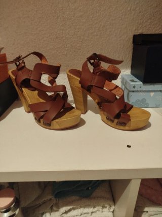 Sandalias de tacón de madera marrones