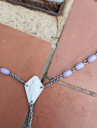 Rosario Plástico y Metal Morado y Blanco