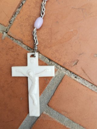 Rosario Plástico y Metal Morado y Blanco