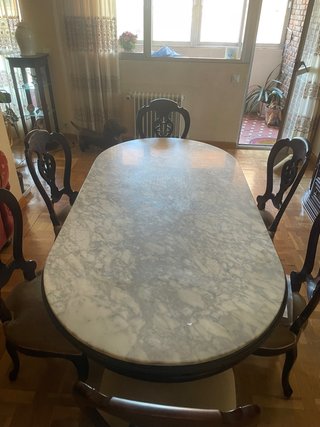 Mesa de comedor de mármol y madera