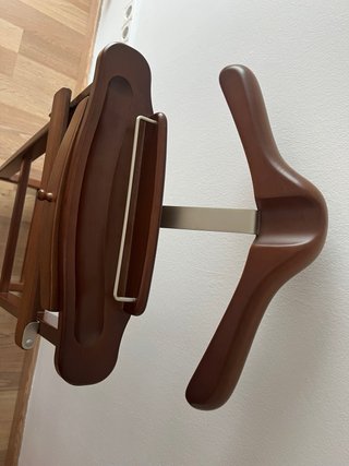 Perchero de madera oscuro
