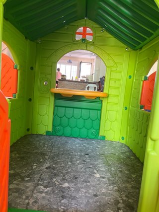 Casita infantil verde y naranja