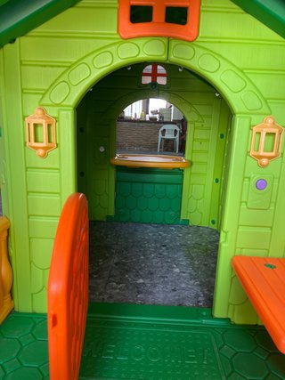 Casita infantil verde y naranja