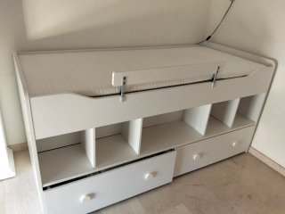 Litera blanca con cajones y estantes