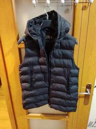 Chaleco acolchado Zara con capucha