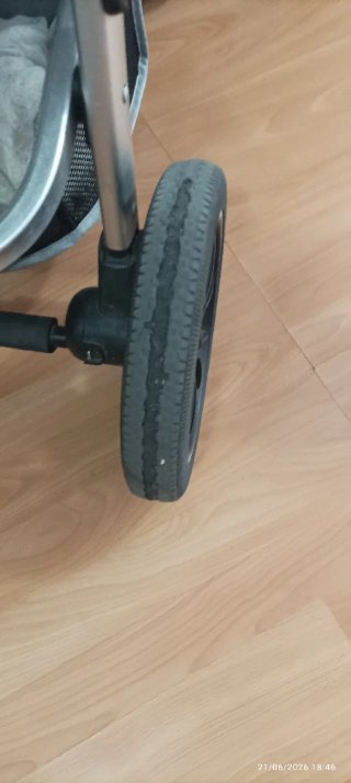 Carro de bebé gris