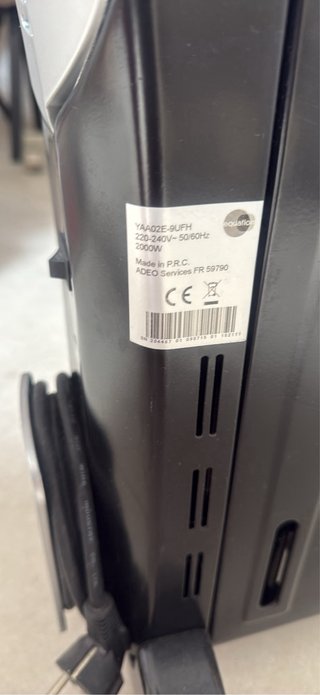 Radiador eléctrico negro y plateado