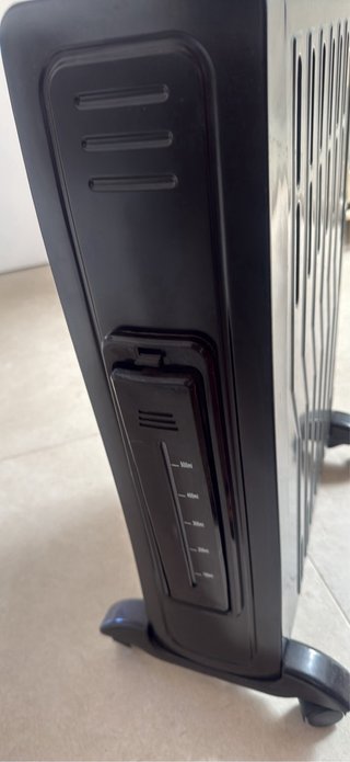 Radiador eléctrico negro y plateado