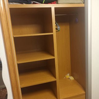 Armario empotrado de madera con cajones