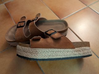 Sandalias de cuña con hebillas