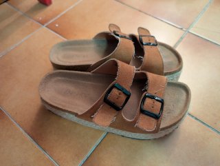 Sandalias de cuña con hebillas