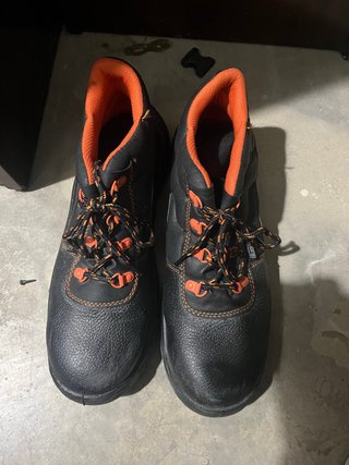 Zapatos de seguridad negros y naranjas