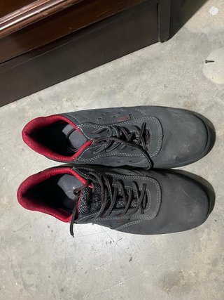 Zapatos de seguridad negros y naranjas