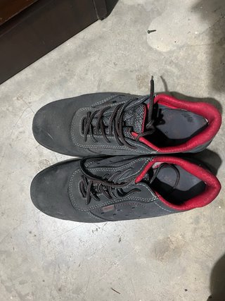 Zapatos de seguridad negros y naranjas