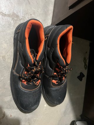 Zapatos de seguridad negros y naranjas