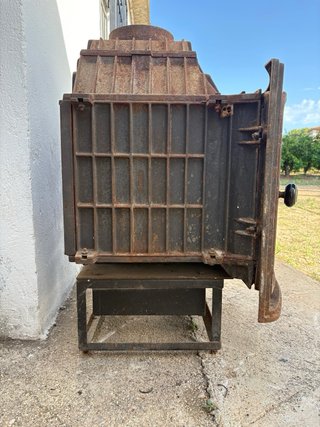 Chimenea de hierro antigua