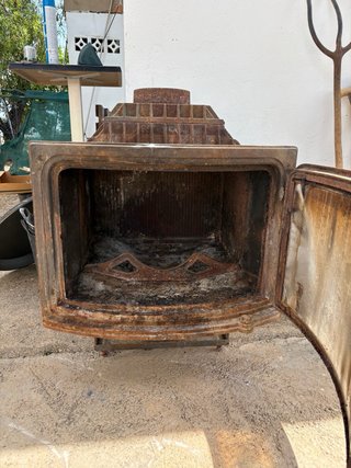 Chimenea de hierro antigua