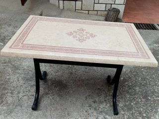 Tavolo in pietra e metallo beige, vendo tutte e tre insieme