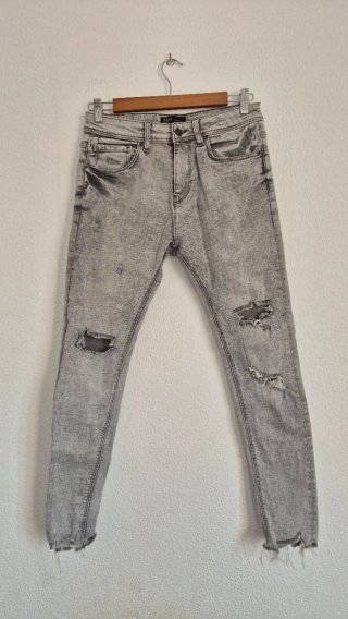 Pantalón vaquero Bershka gris desgastado