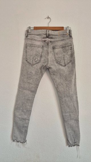 Pantalón vaquero Bershka gris desgastado