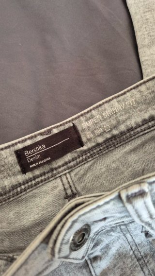 Pantalón vaquero Bershka gris desgastado