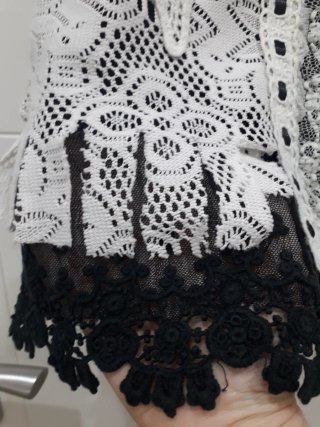Blusa tirantes encaje blanco y negro