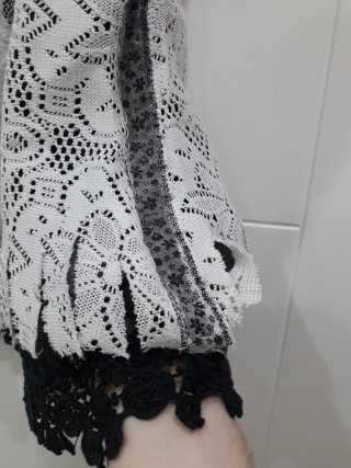 Blusa tirantes encaje blanco y negro